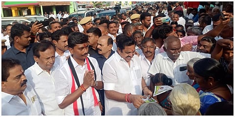 சேலம் மாவட்டம் நங்கவள்ளி அருகே பெரிய சோரகை கிராமத்தில் சாமி தரிசனம் செய்த அதிமுக பொதுச்செயலாளர் எடப்பாடி பழனிசாமி சேலம் வேட்பாளரை ஆதரித்து நடந்து சென்று வாக்கு சேகரித்தார்.