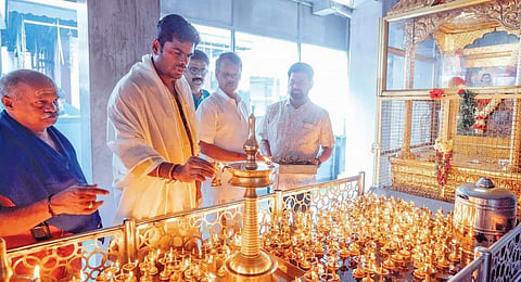 கோவை சித்தாபுதூர் ஐயப்பன் கோயிலில், நேற்று சுவாமி தரிசனம் செய்த பின்னர், ஐயப்பன் சன்னதி முன்பு விளக்கேற்றி வழிபாடு செய்த பாஜக வேட்பாளர் அண்ணாமலை.