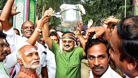 பெரியகுளம் அருகே ஜி.கல்லுப்பட்டி பட்டாளம்மன் கோயிலில் தனது கட்சியின் சின்னமான குக்கருடன் சுவாமி தரிசனம் செய்த தேனி தொகுதி அமமுக வேட்பாளர் டி.டி.வி.தினகரன். படம்: நா.தங்கரத்தினம்