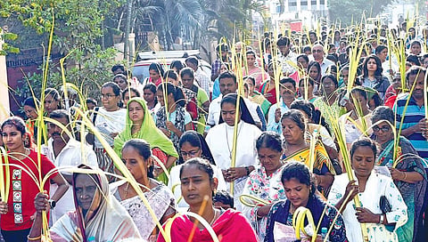 குருத்தோலை ஞாயிறு தினத்தை முன்னிட்டு, சென்னை சாந்தோம் தேவாலயம் அருகே நேற்று நடைபெற்ற குருத்தோலை பவனியில் பங்கேற்ற கிறிஸ்தவர்கள். படம்: எஸ்.சத்தியசீலன்