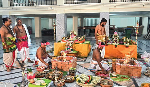 சென்னை ராஜா அண்ணாமலைபுரத்தில் உள்ள ஐயப்ப சுவாமி கோயிலில் வரும் 27-ம் தேதி கும்பாபிஷேகம் நடைபெற உள்ளது. இதையொட்டி கோயிலில் கணபதி ஹோமம் நேற்று நடைபெற்றது.
| படம்: எஸ்.சத்தியசீலன் |