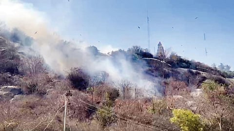 ஓசூர் மலை மீதுள்ள சந்திர சூடேஸ்வரர் கோயில் பகுதியில் நேற்று ஏற்பட்ட காட்டுத் தீயால் சூழ்ந்த புகை மண்டலம்.