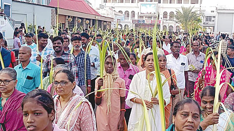 வேளாங்கண்ணி புனித ஆரோக்கிய மாதா பேராலயத்தில் நேற்று நடைபெற்ற குருத்தோலை ஞாயிறு பவனியில் பங்கேற்ற கிறிஸ்தவர்கள்.