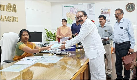 காங்கிரஸ் கட்சி சார்பில் போட்டியிடும் முன்னாள் எம்எல்ஏ கோபிநாத், தனது குடும்பத்துடன் இன்று மனுத்தாக்கல் செய்தார்