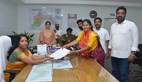 கிருஷ்ணகிரி மக்களவைத் தேர்தலில் நாம் தமிழர் கட்சி சார்பில் போட்டியிடும் வீரப்பன் மகள் வித்யாராணி தனது வேட்புமனுவை மாவட்ட தேர்தல் அலுவலர் கே.எம்.சரயுவிடம் வழங்கினார்.