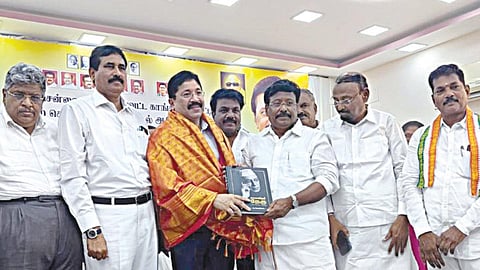 சென்னை ராயப்பேட்டையில் நடைபெற்ற காங்கிரஸ் செயல் வீரர்கள் கூட்டத்தில் மத்திய சென்னை திமுக வேட்பாளர் தயாநிதிமாறனுக்கு, காங்கிரஸ் மாவட்ட தலைவர் சிவ.ராஜசேகரன் ‘மாமனிதர் நேரு’ புத்தகத்தை வழங்கினார். கூட்டத்தில், திமுக மாவட்ட செயலாளர் நே.சிற்றரசு, காங்கிரஸ் ஊடகப் பிரிவு மாநில தலைவர் ஆனந்த் சீனிவாசன், லட்சுமி ராமசந்திரன், எஸ்.கே.நவாஸ் உள்ளிட்ட கட்சிநிர்வாகிகள், வாக்குச்சாவடி முகவர்கள் என ஏராளமானோர் பங்கேற்றனர்.