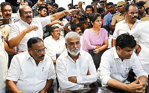 வட சென்னை தொகுதி மனு தாக்கலுக்கு அமைச்சர் சேகர்பாபு தலைமையில் திமுகவினரும், முன்னாள் அமைச்சர் ஜெயக்குமார் தலைமையில் அதிமுகவினரும் ஒரே நேரத்தில் வந்து தேர்தல் அதிகாரியிடம் வாக்குவாதம் செய்ததால் பரபரப்பு ஏற்பட்டது.
| படங்கள்: ம.பிரபு |