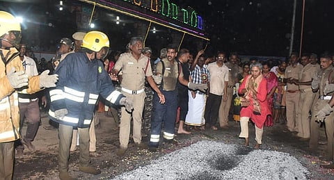 தமிழக அரசின் உள்துறை செயலாளர் அமுதா ஐஏஎஸ் குண்டம் இறங்கி வழிபாடு செய்தார்.
