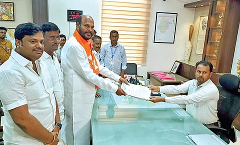 தென்காசி தொகுதி தேசிய ஜனநாயக கூட்டணி வேட்பாளர் ஜான்பாண்டியன், மாவட்ட தேர்தல் அலுவலரும் ஆட்சியருமான ஏ.கே.கமல் கிஷோரிடம் வேட்பு மனு தாக்கல் செய்தார்.