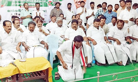 சிவகங்கையில் நடைபெற்ற அதிமுக மற்றும் கூட்டணிக் கட்சி நிர்வாகிகள் கூட்டத்தில் கீழே விழுந்து அனைவரையும் வணங்கிய வேட்பாளர் சேவியர்தாஸ்.