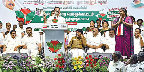 திருநெல்வேலியில் நேற்று இரவு நடைபெற்ற அதிமுக பொதுக்கூட்டத்தில், வேட்பாளர் ஜான்சி ராணியை ஆதரித்துப் பேசினார் எதிர்க்கட்சித் தலைவர் பழனிசாமி. படம்: மு.லெட்சுமி அருண்