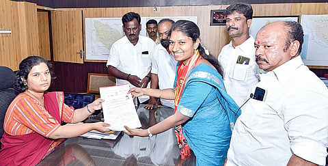 சிவகங்கை மாவட்ட ஆட்சியர் ஆஷா அஜித்திடம் வேட்புமனு தாக்கல் செய்த நாம் தமிழர் கட்சி வேட்பாளர் எழிலரசி.