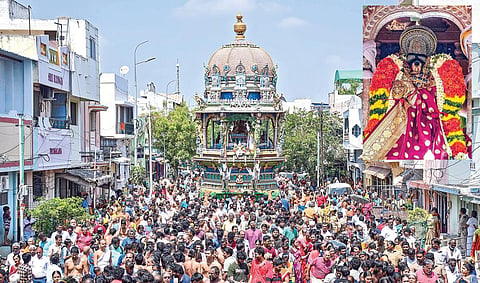 ஸ்ரீ ரங்கத்தில் நேற்று நடைபெற்ற ரங்கநாதர் கோயில் பங்குனித் தேரோட்டத்தில் பங்கேற்ற பக்தர்கள். (உள்படம்) தேரில் எழுந்தருளிய நம்பெருமாள். படங்கள் : ர.செல்வமுத்துகுமார்