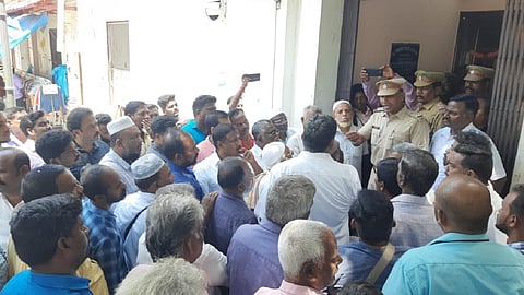 புதுச்சேரியில் நில அபகரிப்பு கும்பல் மிரட்டியதால் மளிகைக் கடைக்காரர் தற்கொலை - காவல் நிலையம் முற்றுகை