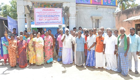 கிருஷ்ணகிரி அடுத்த கம்மம்பள்ளி ஊராட்சிக்கு உட்பட்ட பழையவூர் கிராம மக்கள் சாலை பிரச்சினையை தீர்க்க வலியுறுத்தி தேர்தல் புறக்கணிப்பு போராட்டத்தில் ஈடுபட்டனர்.
