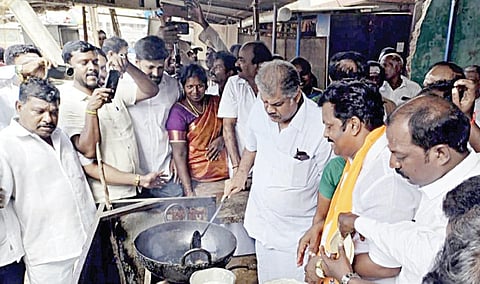 சிறுவாபுரி டிபன் கடையில் பூரி சுட்டுக் கொடுத்து, திருவள்ளூர் (தனி) மக்களவை தொகுதியின் பாஜக வேட்பாளர் பொன்.வி.பாலகணபதிக்கு தமிழ் மாநில காங்கிரஸ் தலைவர் ஜி.கே.வாசன் வாக்கு சேகரித்தார்.