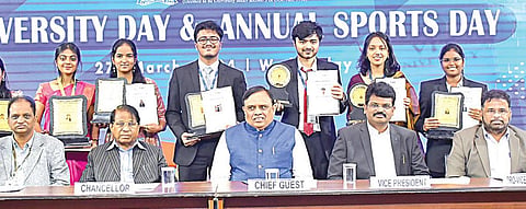 வேலூர் விஐடி பல்கலைக்கழக ஆண்டு விழா மற்றும் விளையாட்டு விழாவில், சிறந்த மாணவர்களுக்கான விருதுகள், கல்வி உதவித்தொகை பெற்ற மாணவர்களுடன் விஐடி வேந்தர் கோ.விசுவநாதன், ஏஐசிடிஇ தலைவர் டி.ஜி.சித்தராம் மற்றும் விஐடி துணைத் தலைவர்கள் சங்கர் விசுவநாதன், ஜி.வி.செல்வம், உதவி துணை தலைவர் காதம்பரி ச.விசுவநாதன் உள்ளிட்டோர். படம்: வி.எம்.மணிநாதன்
