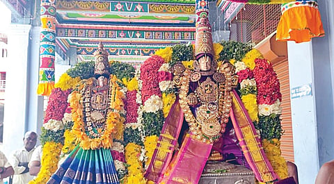 தஞ்சாவூர் மாவட்டம் திருநாகேஸ்வரம் அருகேயுள்ள ஒப்பிலியப்பன் கோயிலில் நேற்று பங்குனிப் பெருவிழா கொடியேற்றத்தையொட்டி சிறப்பு அலங்காரத்தில் காட்சியளித்த பூமாதேவி சமேத பொன்னப்பர்.