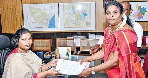 சிவகங்கை மக்களவை தொகுதியில் மாவட்ட ஆட்சியர் ஆஷா அஜித்திடம் சுயேச்சையாக வேட்பு மனுவை தாக்கல் செய்த தனலட்சுமி.