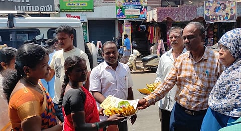 100% வாக்குப் பதிவுக்காக நாச்சியார்கோவிலில் வாக்காளர்களுக்கு தாம்பூலம் வழங்கி அதிகாரிகள் அழைப்பு
