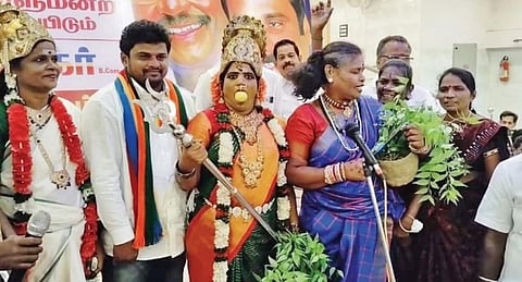 திண்டிவனத்தில் நடந்த பாமக வேட்பாளர் அறிமுக கூட்டத்தில், அங்காளம்மன் வேடம் அணிந்து வந்த பெண், கட்சியினருக்கு அருளாசி வழங்கினார்.