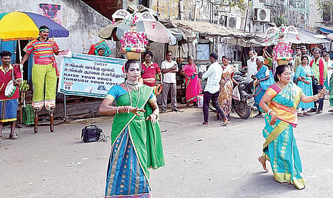 செங்கல்பட்டில் தெருக்கூத்து கலைஞர்கள் மூலம் 100 சதவீதம் வாக்களிக்க வலியுறுத்தி தேர்தல் விழிப்புணர்வு பிரச்சாரம் நடைபெற்றது.