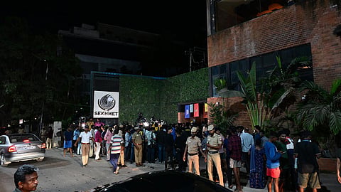 கூரை இடிந்து விழுந்த கேளிக்கை விடுதி