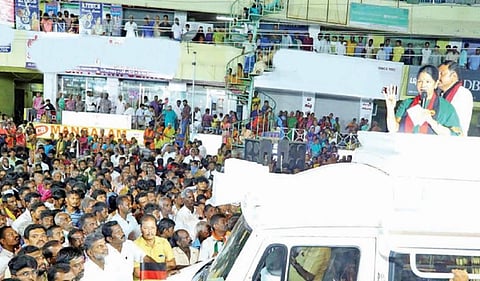 வெள்ளகோவிலில் நடந்த தேர்தல் பரப்புரையில், ஈரோடு மக்களவை தொகுதி திமுக வேட்பாளரை ஆதரித்து பேசிய திமுக துணைப் பொதுச் செயலாளர் கனிமொழி எம்.பி.