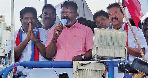 விழுப்புரம் தொகுதி விசிக வேட்பாளர் ரவிக்குமாரை ஆதரித்து உளுந்தூர்பேட்டையில் பிரச்சாரம் செய்த அக்கட்சியின் தலைவர் திருமாவளவன். உடன் அமைச்சர் பொன்முடி.