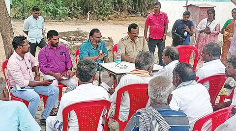 கோடாங்கிபட்டி கிராம மக்களிடம் பேச்சுவார்த்தை நடத்திய கமுதி வட்டாட்சியர் வ.சே துராமன், காவல் ஆய்வாளர் குருநாதன் உள்ளிட்டோர்.