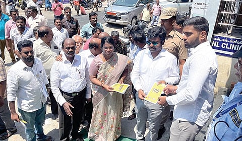 100 சதவீத வாக்குப்பதிவை வலியுறுத்தி, தாம்பரம் சண்முகம் சாலையில் செங்கல்பட் டு ஆட்சியர் அருண்ராஜ் தலைமையில் தேர்தல் விழிப்புணர்வு
பிரச்சார பேரணி நேற்று நடைபெற்றது. இதில் அரசு அலுவலர்கள் மற்றும் சமூக ஆர்வலர்கள் கலந்துகொண்டனர்.
| படம்: எம்.முத்துகணேஷ் |