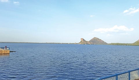 கோடை வெயிலிலும் நம்பிக்கையூட்டும் வகையில் நீர் நீரம்பி காணப்படும் திருமூர்த்தி அணை!