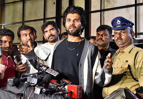தமிழ் இயக்குநர்களிடம் கதை கேட்டு வருகிறேன் - விஜய் தேவரகொண்டா தகவல்