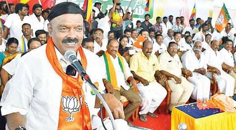 வேலூர் மாவட்டம் கே.வி.குப்பத்தில் நடைபெற்ற வேலூர் மக்களவை தொகுதி பாஜக கூட்டணி கட்சி வேட்பாளர் அறிமுக கூட்டம் மற்றும் செயல்வீரர்கள் கூட்டத்தில் பேசும் புதிய நீதிக்கட்சி தலைவரும், பாஜக வேட்பாளருமான ஏ.சி.சண்முகம். படம்: வி.எம்.மணிநாதன்.