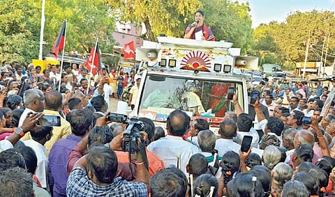 கோவில்பட்டி அருகே வானரமுட்டியில் திமுக வேட்பாளர் கனிமொழி பிரச்சாரம் மேற்கொண்டார்.