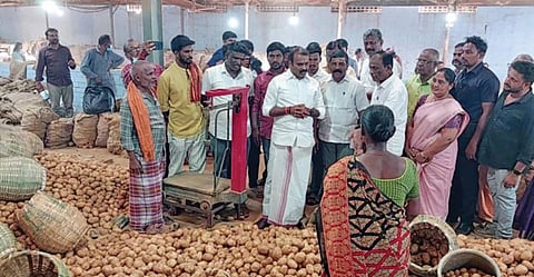 மேட்டுப்பாளையம் உருளைக்கிழங்கு மண்டியில் நேற்று வாக்கு சேகரித்த நீலகிரி மக்களவை தொகுதி பாஜக வேட்பாளரும், மத்திய இணையமைச்சருமான எல்.முருகன்.
