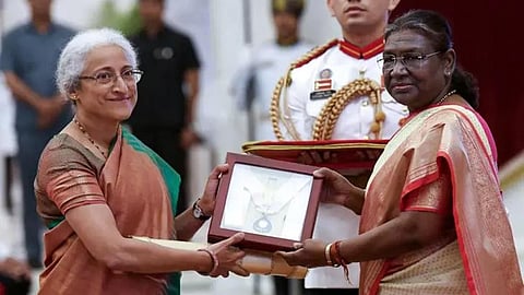 மறைந்த தமிழக வேளாண் விஞ்ஞானி எம்.எஸ்.சுவாமிநாதனுக்கான பாரத ரத்னா விருதை மகள் நித்யா ராவ், குடியரசுத் தலைவர் திரவுபதி முர்முவிடம் இருந்து பெற்றார்.படம்: பிடிஐ