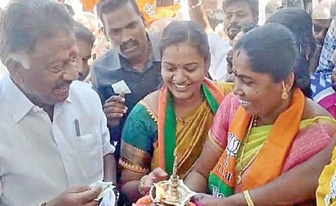ஆரத்திக்கு பணம் கொடுத்த ஓபிஎஸ்? - போலீஸில் தேர்தல் அதிகாரி புகார்