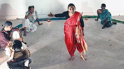 ‘யார் கதை?’ நாடகத்தின் ஒரு காட்சி.