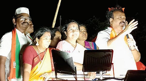 மதுரையில் பாஜக வேட்பாளர் ராம. சீனிவாசனை ஆதரித்து பிரச்சாரம் செய்த வானதி சீனிவாசன் எம்.எல்.ஏ.