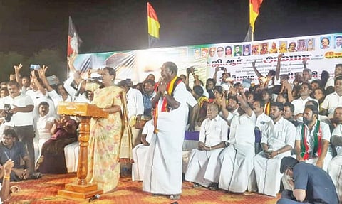 கள்ளக்குறிச்சி பகண்டை கூட்டுச் சாலையில், கள்ளக்குறிச்சி தொகுதி அதிமுக வேட்பாளர் குமரகுருவை ஆதரித்து வாக்கு சேகரிக்கும் தேமுதிக பொதுச் செயலாளர் பிரேமலதா.