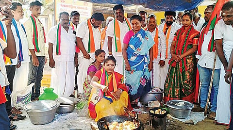 திண்டுக்கல் தொகுதி செம்பட்டி அருகே பாளையங்கோட்டை கிராமத்தில் வடை சுட்டு வாக்கு சேகரித்த பாமக வேட்பாளர் திலகபாமா.
