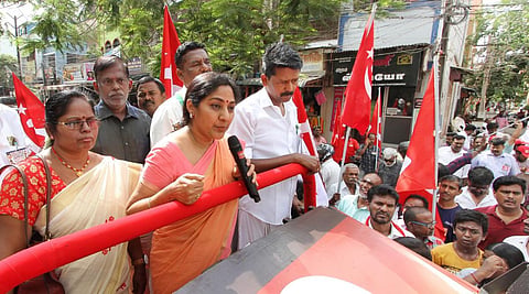 மதுரை ஜெய்ஹிந்த்புரத்தில் இன்று நடிகை ரோகிணி, திமுக கூட்டணியின் மார்க்சிஸ்ட் கட்சி வேட்பாளர் சு.வெங்கடேசனை ஆதரித்து பிரச்சாரம் செய்தார். | படங்கள்: எஸ்.கிருஷ்ணமூர்த்தி