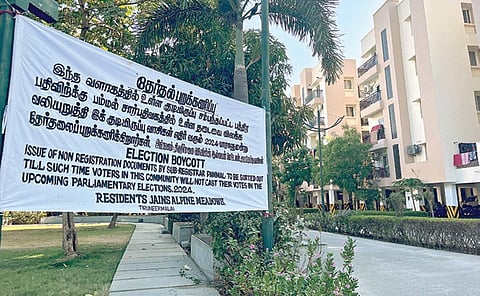 திருநீர்மலை ஜெயின் குடியிருப்புகளுக்கு பத்திரப்பதிவு தடையை நீக்க வலியுறுத்தி, தேர்தலை புறக்கணிக்க போவதாக வைக்கப்பட் டுள்ள பதாகை.
| படம்: எம்.முத்துகணேஷ் |