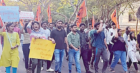 சர்ச்சைக்குரிய வகையில் ராமாயண கதாபாத்திரங்களை வைத்து நாடகம் நடத்திய பல்கலைக்கழகத்தின் நிகழ்கலைத் துறையை கண்டித்து போராட்டம் நடத்திய ஏபிவிபி மாணவ கூட்டமைப்பினர்.