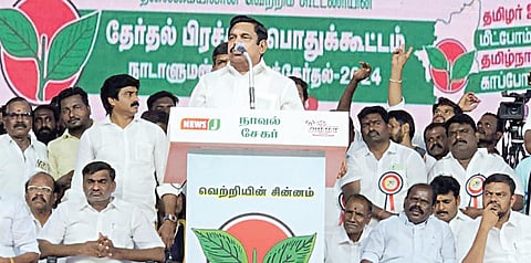 சோளிங்கர் அடுத்த பாண்டியநல்லூரில் நடைபெற்ற பொதுக்கூட்டத்தில், அரக்கோணம் தொகுதி அதிமுக வேட்பாளர் விஜயனை ஆதரித்து நேற்று பிரச்சாரம் செய்த அதிமுக பொதுச் செயலாளர் பழனிசாமி.