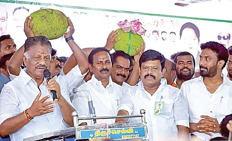 முதுகுளத்தூரில் நடந்த நிர்வாகிகள் ஆலோசனைக் கூட்டத்தில் பேசிய முன்னாள் முதல்வர் ஓ.பன்னீர் செல்வம்.