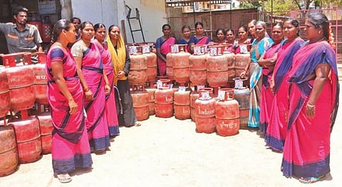 கள்ளக்குறிச்சி மக்களவைத் தொகுதி தச்சூர் கிராமத்தில் காஸ் சிலிண்டரில், தேர்தல் விழிப்புணர்வு பிரசுரங்களை இணைக்கும் பணியில் ஈடுபட்ட அங்கன்வாடி பணியாளர்கள்.