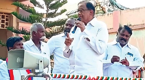 நெற்குப்பையில் காங்கிரஸ் வேட்பாளர் கார்த்தி சிதம்பரத்தை ஆதரித்து பிரச்சாரம் செய்த முன்னாள் மத்திய அமைச்சர் ப.சிதம்பரம்.