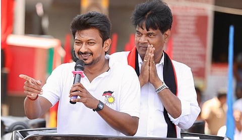 வடசென்னை தொகுதி திமுக வேட்பாளர் கலாநிதி வீராசாமிக்கு வாக்கு சேகரித்து, புதுவண்ணாரப்பேட்டை சுங்கச்சாவடி சந்திப்பு அருகில் அமைச்சர் உதயநிதி ஸ்டாலின் நேற்று பிரச்சாரம் செய்தார்